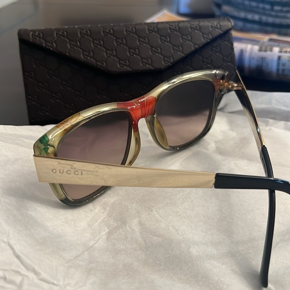 Gucci gold hardware sunglasses